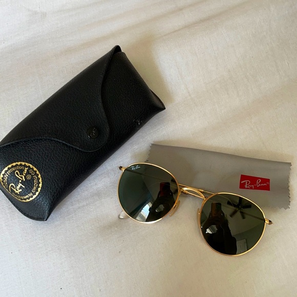 RAY-BAN ROUND METAL LENS IN GREEN + GOLD